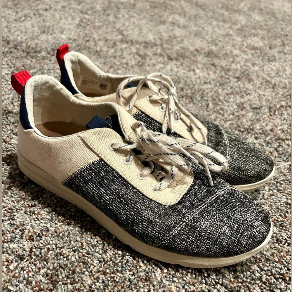 Woman’s low top casual lace up Tom’s